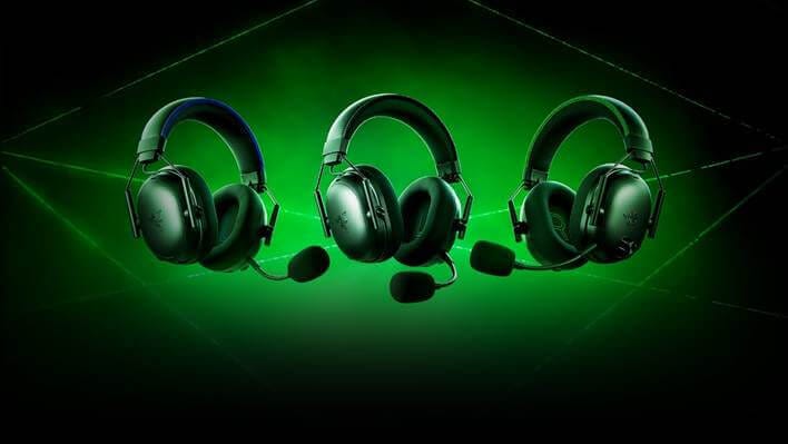 Tres headsets Razer BlackShark V3 Pro en diferentes colores sobre un fondo verde, diseñados para gamers y esports.