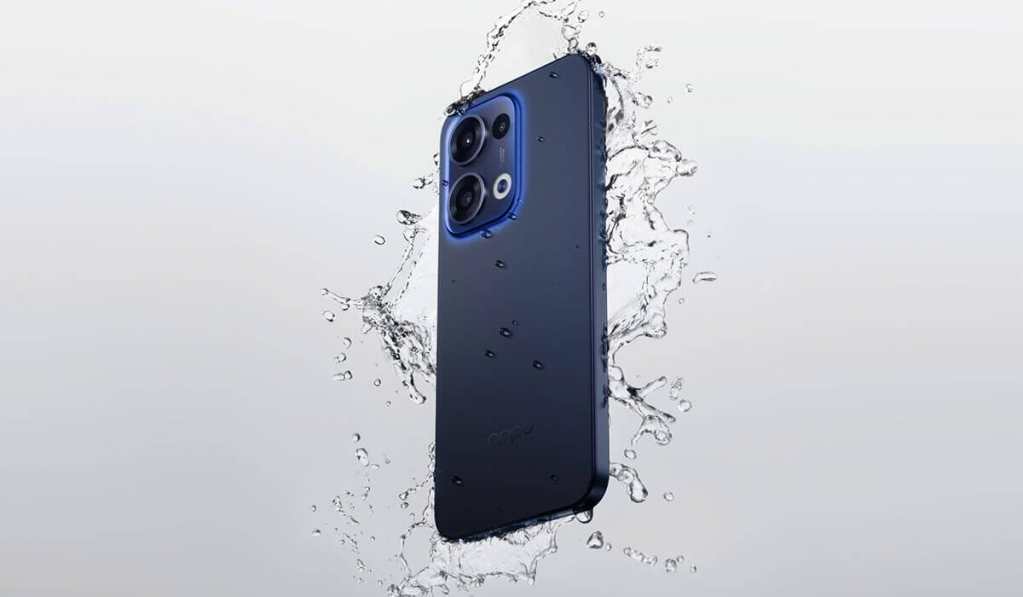 Smartphone OPPO Reno13 5G sumergido en agua con salpicaduras, mostrando su diseño resistente y capacidad para tomar fotos bajo el agua.