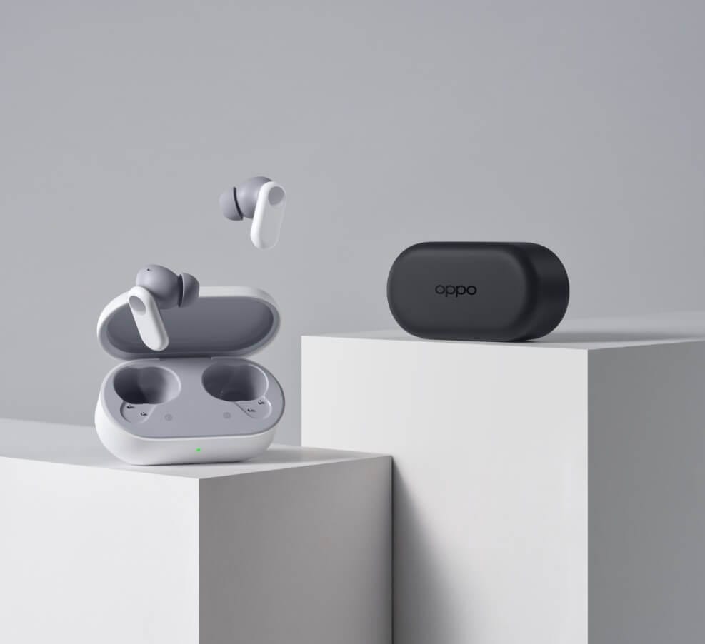 Unos audífonos inalámbricos OPPO Enco Buds2 Pro y su estuche de carga sobre pedestales blancos en un fondo gris claro.