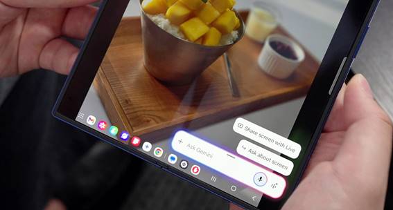 Persona usando Galaxy Z Fold7 para compartir pantalla con asistencia de inteligencia artificial, mostrando un postre de mango en un bol sobre una mesa.