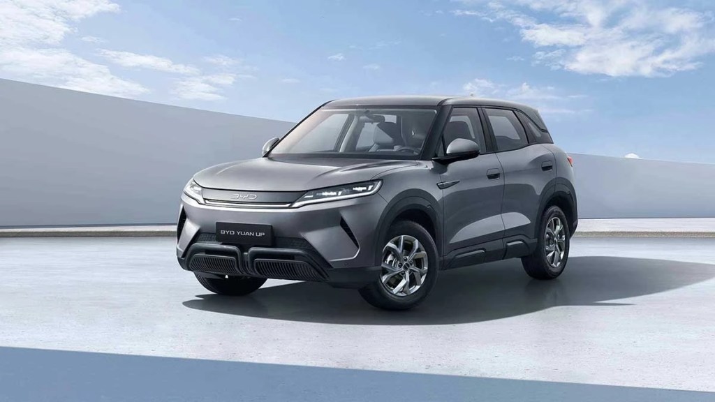 Vehículo eléctrico BYD Yuan UP en un entorno urbano, destacando su diseño moderno y atractivo.