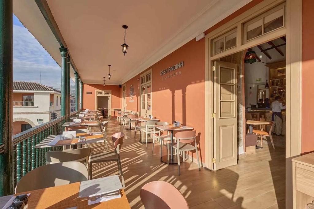 Terraza del restaurante La Plaza by Casa Andina, con mesas y sillas al aire libre, decoradas con estilo moderno, ubicada en el segundo piso del hotel Casa Andina Standard Ayacucho.