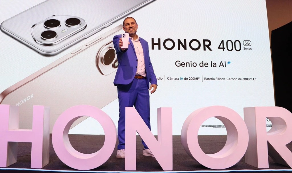 Presentación del HONOR 400 en Perú, con un hombre vestido de traje sosteniendo el smartphone frente a una pantalla que muestra características del dispositivo.