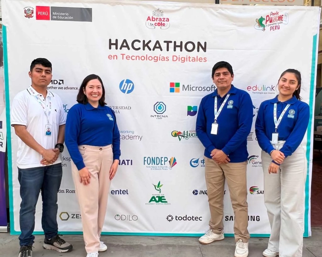 Cuatro participantes de la Hackathon en Tecnologías Digitales, de pie frente a un fondo con logos de diversas instituciones y empresas, incluyendo el Ministerio de Educación del Perú.