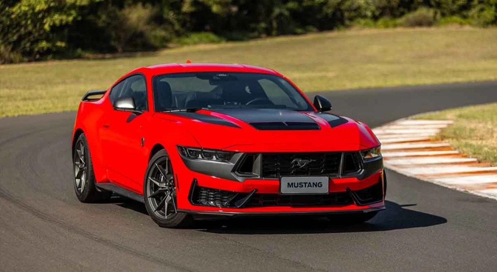 Imagen del Nuevo Mustang Dark Horse en pista, destacando su color rojo vibrante, diseño agresivo y detalles en negro.
