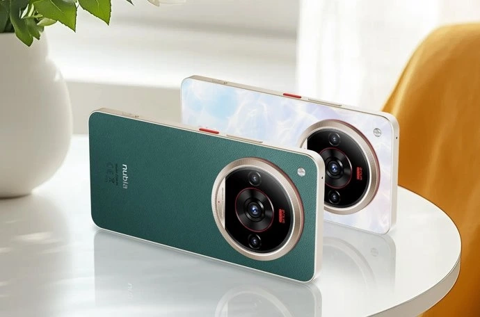 Dos smartphones Nubia Focus 2 y Focus 2 Ultra sobre una mesa, mostrando sus innovadores sistemas de cámaras con lente giratorio y diseño moderno en colores verde y blanco.
