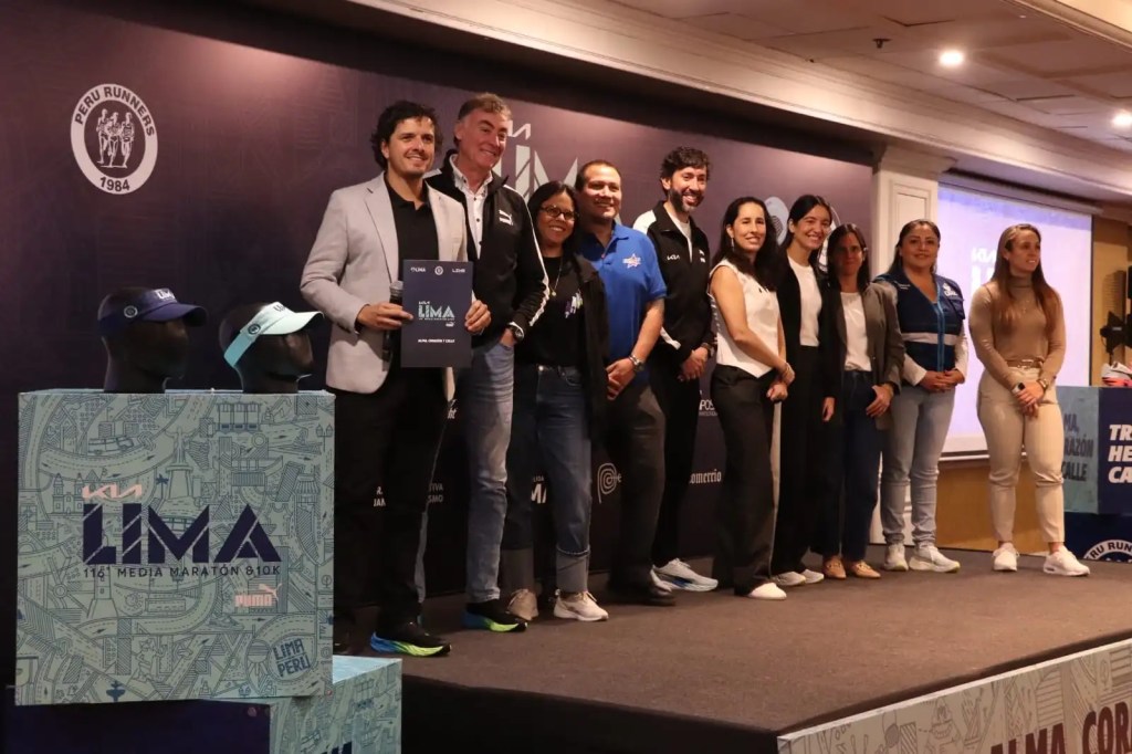 Conferencia de prensa de la 116 KIA Media Maratón de Lima, con representantes de marcas y autoridades, presentando la camiseta y medalla oficial del evento.