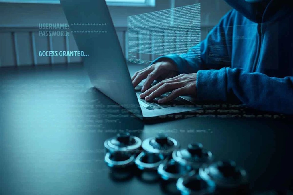 Persona con capucha tecleando en una computadora portátil, con texto digital superpuesto que dice 'USERNAME,' 'PASSWORD,' y 'ACCESS GRANTED.' En el fondo, hay pesas de gimnasio.