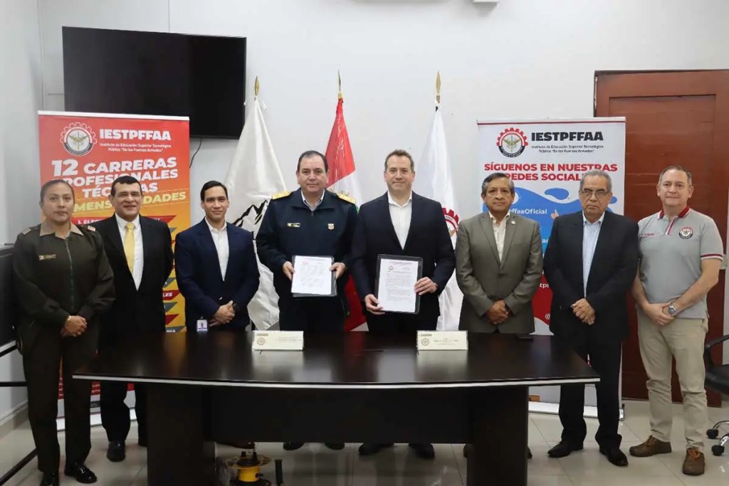 Ceremonia de firma de acuerdo de cooperación entre Volcan Compañía Minera y el IESTPFFAA, con autoridades y representantes de ambas instituciones en un entorno formal.