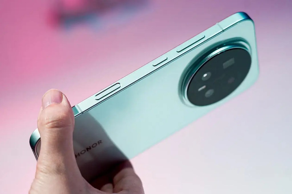 Un usuario sostiene un smartphone HONOR desde un ángulo que muestra su lado izquierdo, donde se aprecian botones de volumen y un botón de encendido, así como un gran módulo de cámara circular en la parte trasera.