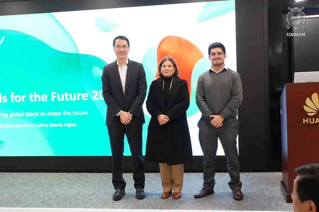 Tres personas posando frente a una pantalla que muestra el programa 'Semillas para el Futuro 2023' de Huawei, en un evento relacionado con la educación y el desarrollo digital en Perú.