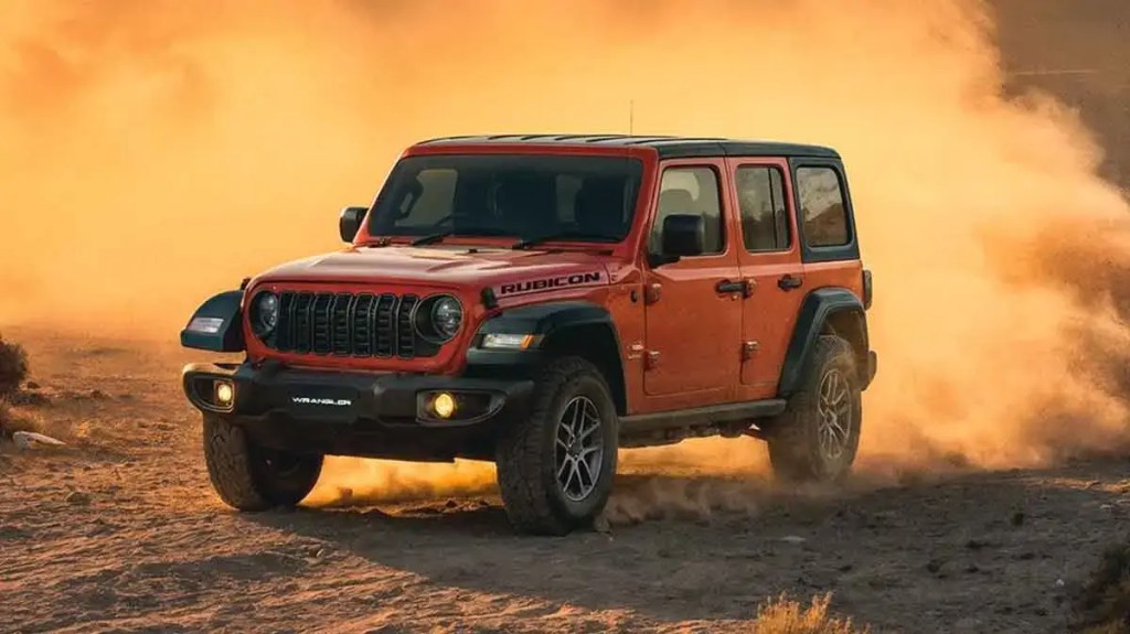 Un Jeep Wrangler Rubicon recorriendo un camino polvoriento, en un ambiente desértico.