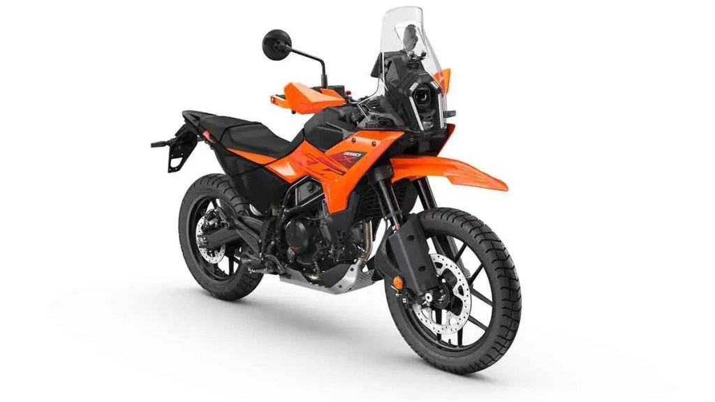 Motocicleta KTM 390 Adventure X en color naranja, con diseño moderno y detalles de equipamiento offroad, estacionada sobre un fondo blanco.