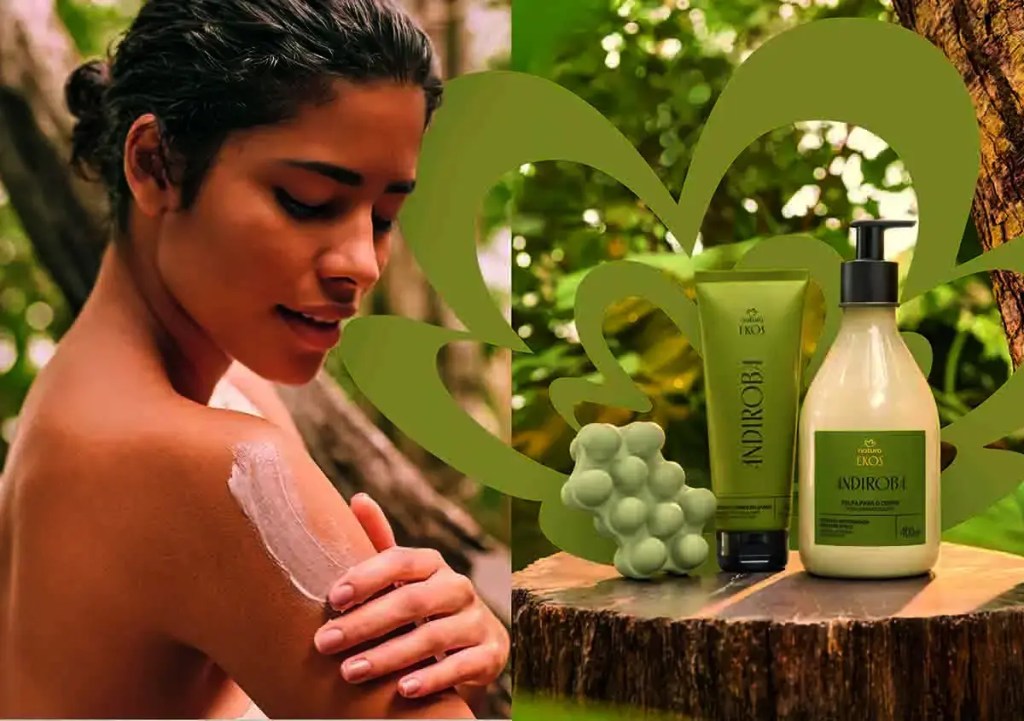 Mujer aplicando crema en su brazo, rodeada de productos de la línea Ekos Andiroba de Natura, que incluyen un frasco de crema y un tubo, junto a un fondo verde natural.