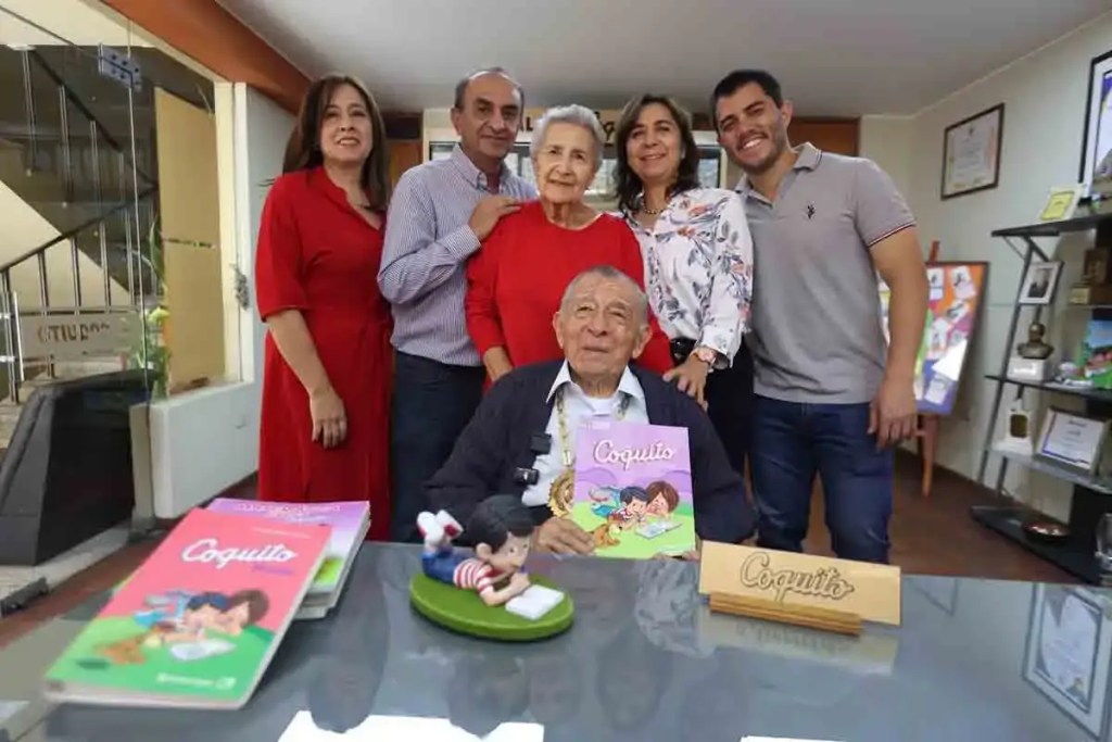 Everardo Zapata Santillana, creador del método Coquito, posa con su familia y el libro Coquito en una ceremonia de homenaje por su contribución a la educación.