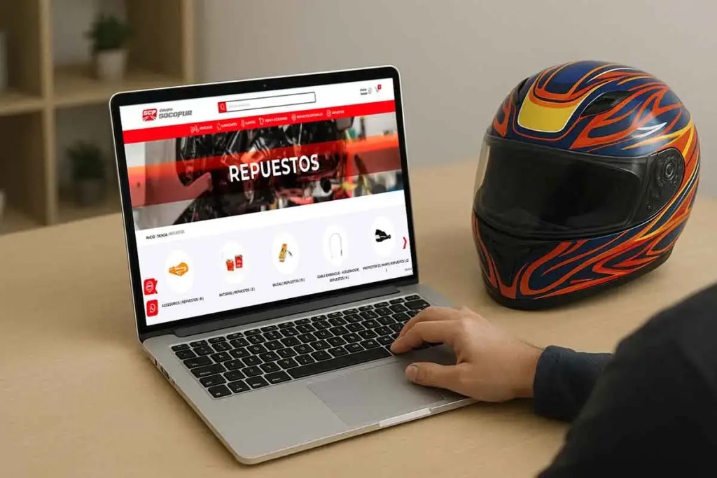 Una persona utilizando un laptop para navegar un sitio web de repuestos de motocicletas, con un casco de motocicleta colorido en la mesa.