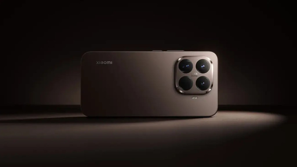 Parte trasera del smartphone Xiaomi 15T Pro, mostrando su sistema de triple cámara Leica y un diseño elegante en un ambiente oscuro.
