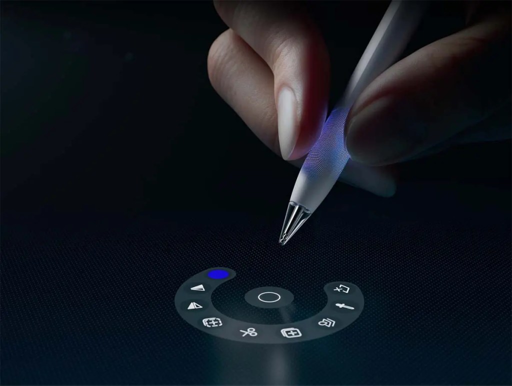 Un usuario sostiene un lápiz óptico HUAWEI M-Pencil Pro sobre una superficie oscura, mostrando su punta y un área de control táctil con iconos para funciones de dibujo.