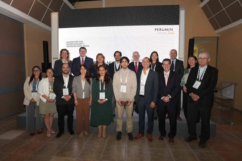 Grupo de participantes y ganadores del programa de innovación minera PERUMIN Hub, con un fondo que muestra el logo de PERUMIN.