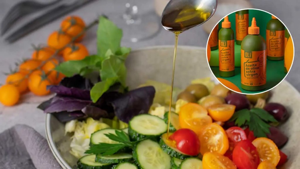Ensalada con vegetales frescos con aceite de oliva siendo agregado desde un envase OLi Apachurrable.