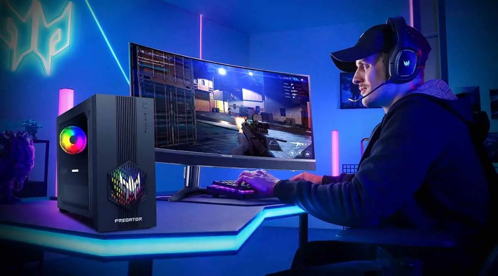 Un gamer sentado frente a un monitor curvo, usando auriculares y controlando una torre gamer Predator Orion 3000 con iluminación RGB en un ambiente iluminado con luces azules.