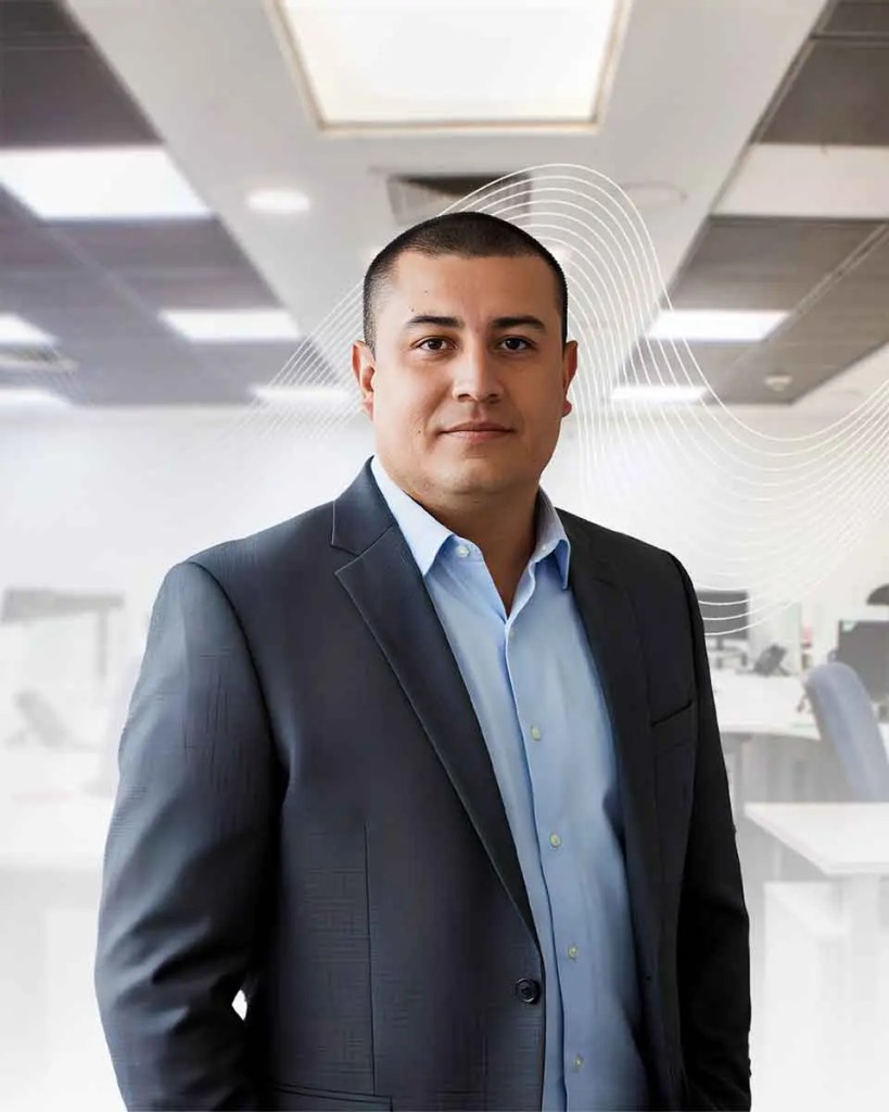 Retrato de Juan Fernando Mejía, nuevo director de Ingeniería y Expansión de InterNexa en Perú, en un ambiente de oficina.