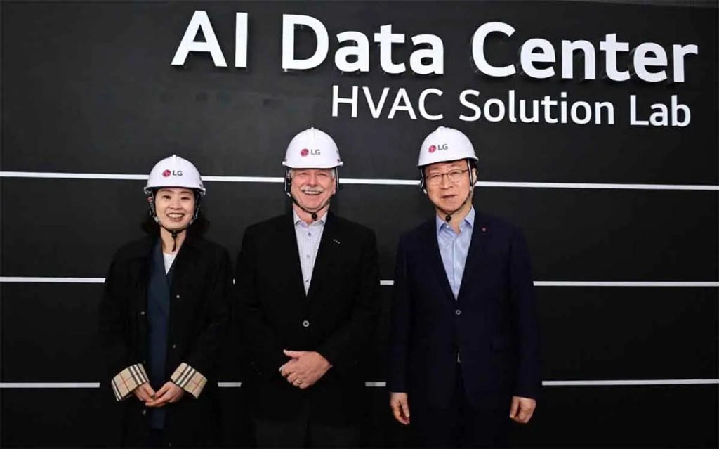 Tres personas posan en un laboratorio de soluciones HVAC del Centro de Datos AI de LG, luciendo cascos de seguridad con el logo de LG, frente a una pared con el nombre del laboratorio.