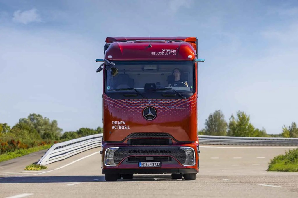 Camión Mercedes-Benz New Actros en una carretera, con diseño aerodinámico y destacado en la parte frontal 'THE NEW ACTROS L' y 'OPTIMIZED FUEL CONSUMPTION'.