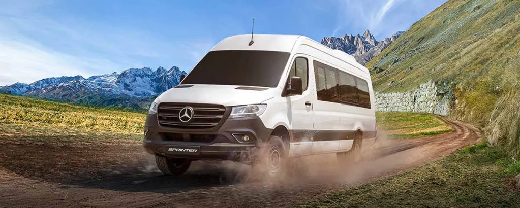 Mercedes-Benz Sprinter Pasajeros 514 circulando por un camino rural con montañas al fondo, destacando su diseño y capacidades off-road.