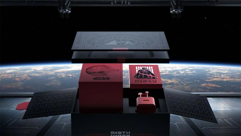 Caja de edición especial de OPPO con temática de Star Wars, abierta para mostrar su contenido, en un fondo espacial.
