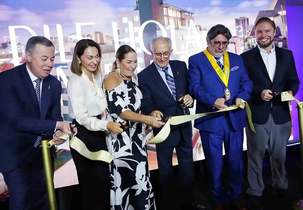 Ceremonia de inauguración del Sonesta Hotel Miraflores, donde varios representantes sostienen una cinta mientras la cortan para celebrar la apertura del nuevo hotel.