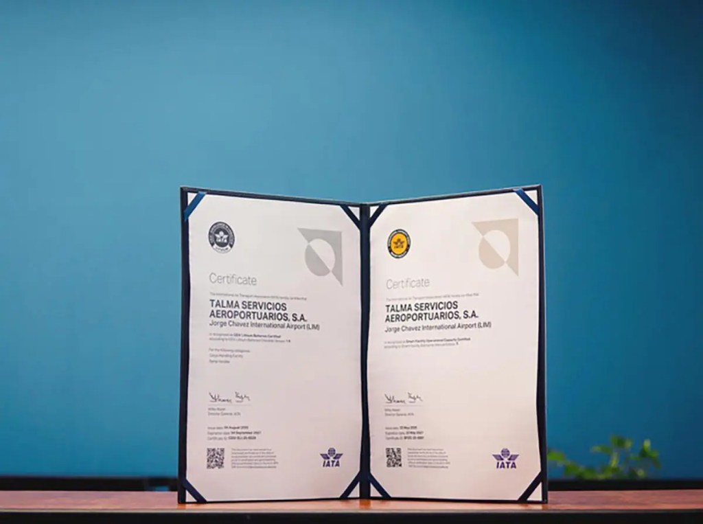 Certificados de recertificación de Talma Servicios Aeroportuarios, S.A. para el Aeropuerto Internacional Jorge Chávez, destacando las acreditaciones de Smart Facility y CEIV Lithium Batteries.
