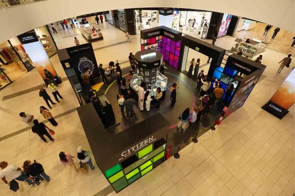 Vista general de la instalación 'CITIZEN: The TimeLab' en el Jockey Plaza, con visitantes explorando diversas secciones dedicadas a la tecnología relojera y el diseño.