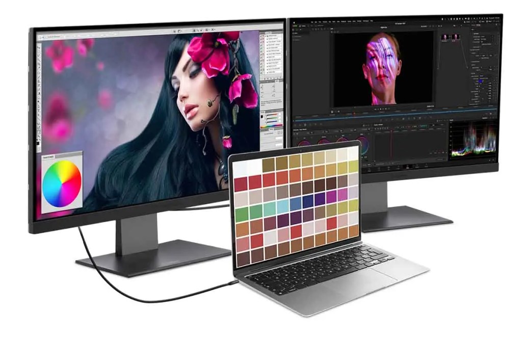 Imagen de un espacio de trabajo que muestra dos monitores ViewSonic VP2488-4K conectados a una laptop. Uno de los monitores presenta una imagen artística con una mujer y flores, mientras que el otro muestra software de edición de video. La laptop tiene una paleta de colores en la pantalla.