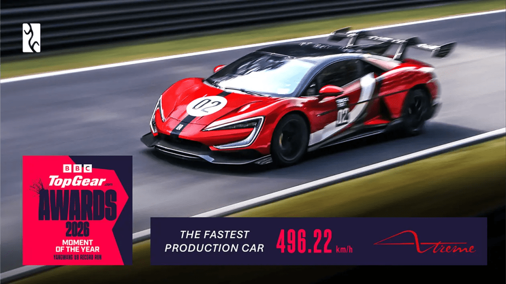 Yangwang U9 Xtreme en pista, destacando el récord de velocidad de 496,22 km/h y el premio Moment of the Year 2026 de TopGear.com.