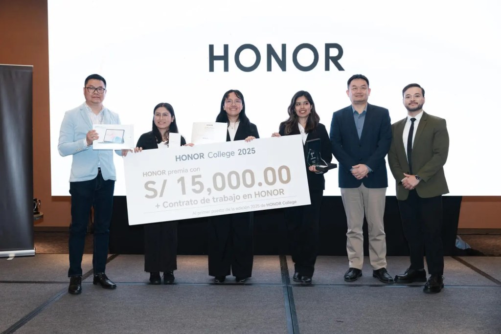 Ceremonia de entrega de premios del HONOR College 2025, con ganadores sosteniendo un cheque simbólico de S/ 15,000 y mostrando dispositivos HONOR, acompañados por representantes de la marca.