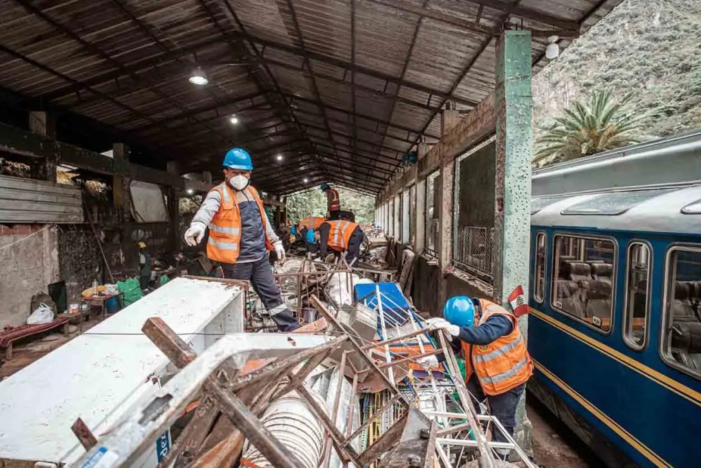 Trabajadores en un establecimiento de recolección de residuos eléctricos y electrónicos en Machupicchu, organizados por la Municipalidad y PeruRail, en una jornada de limpieza.