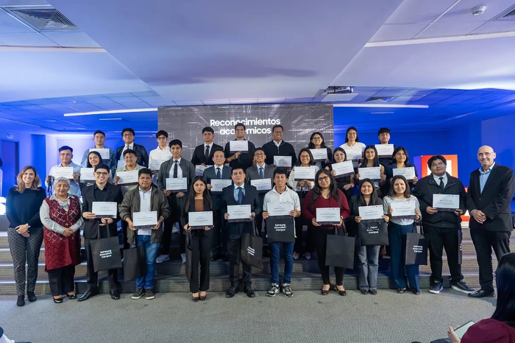 Grupo de estudiantes posando con certificados de finalización del programa Samsung Innovation Campus, en un evento de clausura que destaca la educación tecnológica en Perú.