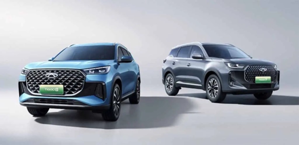 Dos SUV de la marca Chery, el Tiggo 8 en color azul a la izquierda y el Tiggo 7 en color gris a la derecha, sobre un fondo claro.