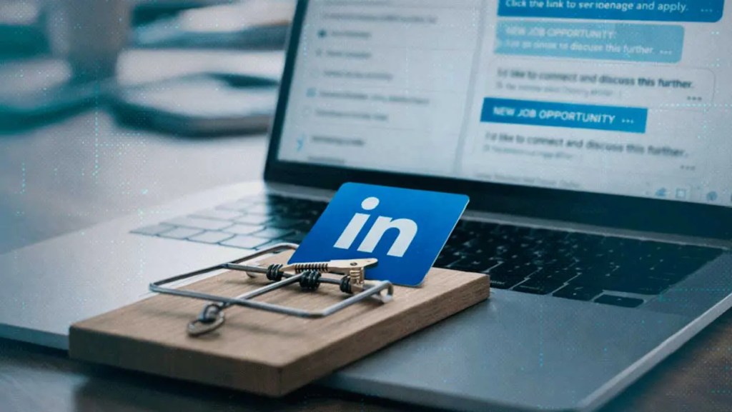 Un ratón atrapado con una tarjeta de LinkedIn sobre una trampa, junto a una computadora portátil que muestra mensajes sobre oportunidades laborales.