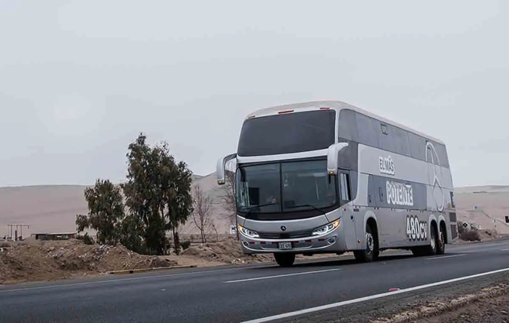 Bus de doble piso de Mercedes-Benz O500 en una carretera, destacando su diseño robusto y tecnología avanzada para el transporte de larga distancia.