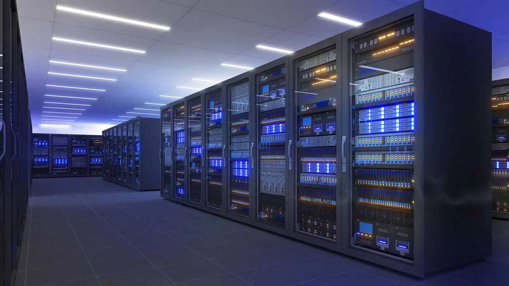 Sala de servidores con estanterías de equipos informáticos iluminadas en azul.
