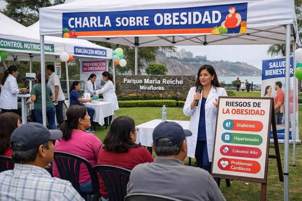 Evento de salud sobre obesidad en el Parque Maria Reiche, donde una profesional de salud da una charla a los asistentes, acompañada de información sobre los riesgos de la obesidad.