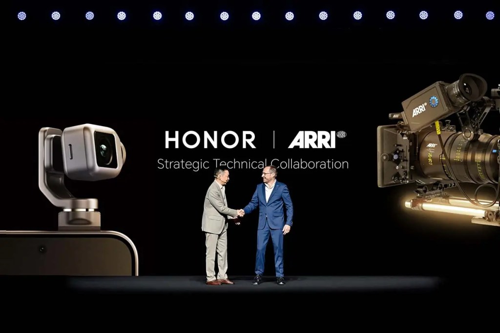 Dos hombres se dan la mano en un escenario, con logotipos de HONOR y ARRI en el fondo, anunciando una colaboración técnica estratégica.