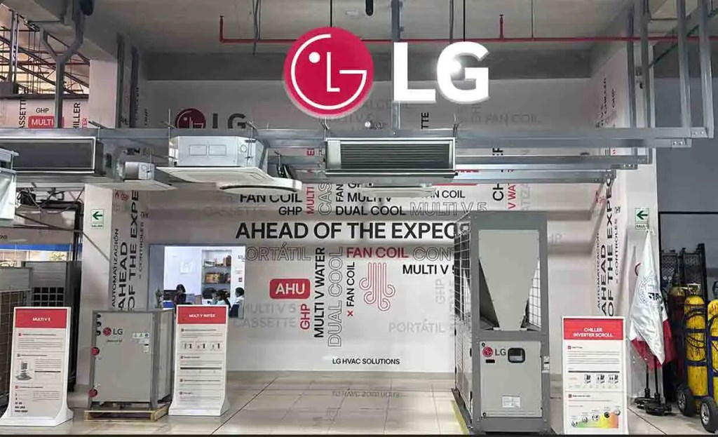 Muestra de un área de exhibición de productos LG, con unidades de aire acondicionado y carteles informativos en español sobre soluciones HVAC. El logotipo de LG es visible en la parte superior.