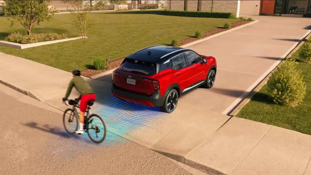 Un ciclista se aproxima a un automóvil rojo que está estacionado, con un diseño que muestra un sistema de advertencia o sensor en acción.