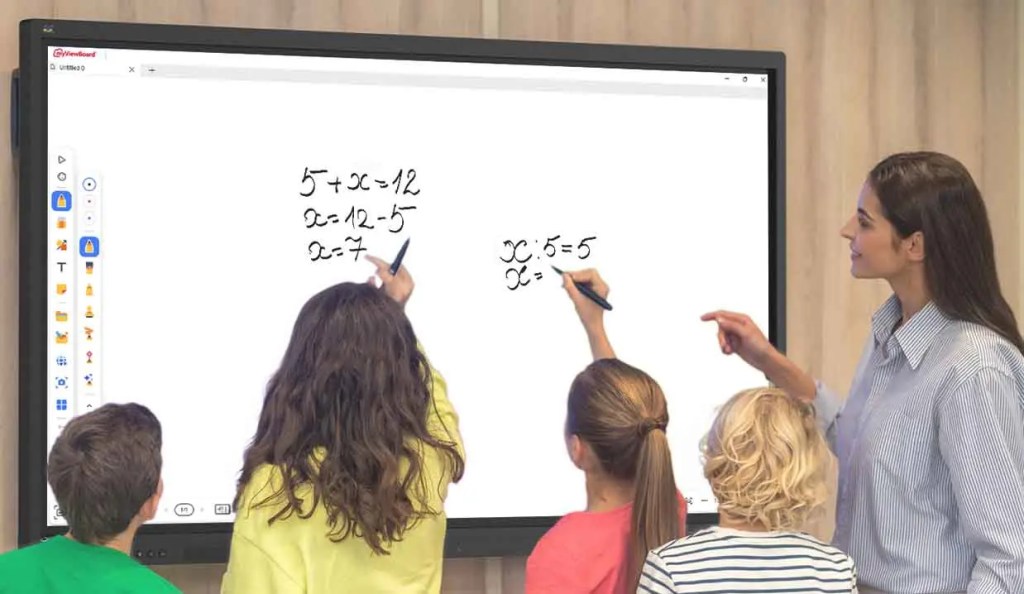 Una maestra enseña matemáticas a un grupo de estudiantes frente a una pizarra interactiva, donde se resuelven ecuaciones.