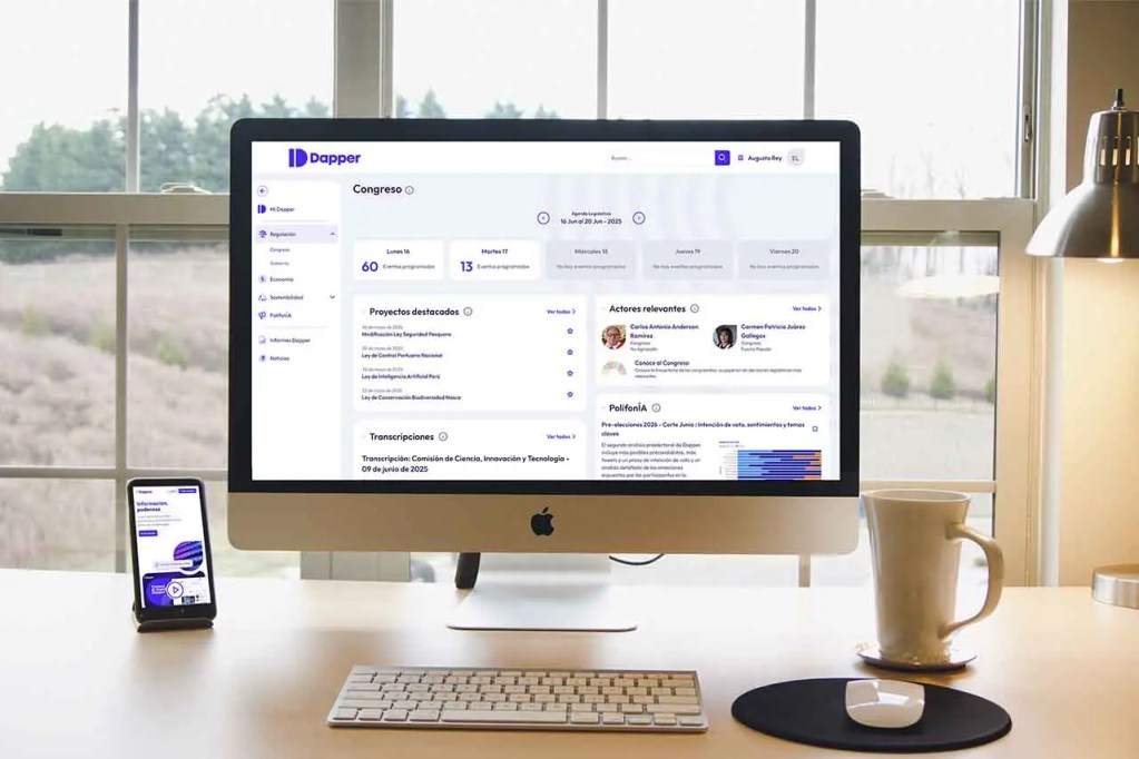 Pantalla de computadora mostrando la interfaz del programa Dapper, con información sobre el congreso, proyectos destacados y actores relevantes, junto a un teléfono móvil con la misma aplicación y una taza de café sobre la mesa.