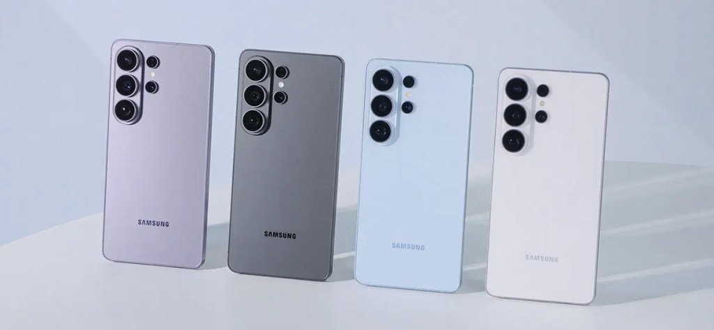 Cuatro teléfonos Samsung en diferentes colores: púrpura, gris, azul claro y blanco, alineados sobre una superficie clara.