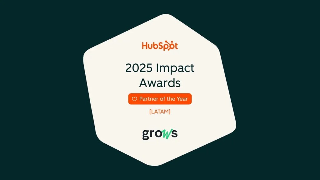 Logo de HubSpot con el texto '2025 Impact Awards' y 'Partner of the Year [LATAM]' en un diseño octagonal.